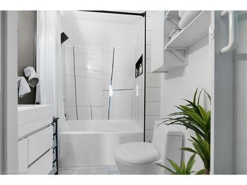 575 Mary Street, Hamilton, ON - Indoor Photo Showing Bathroom