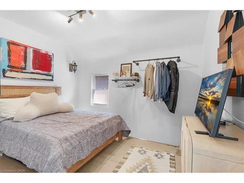 575 Mary Street, Hamilton, ON - Indoor Photo Showing Bedroom