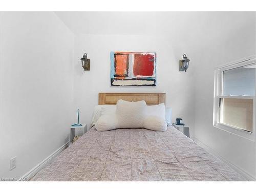 575 Mary Street, Hamilton, ON - Indoor Photo Showing Bedroom