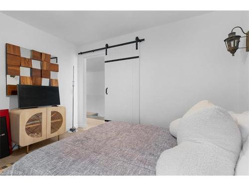 575 Mary Street, Hamilton, ON - Indoor Photo Showing Bedroom