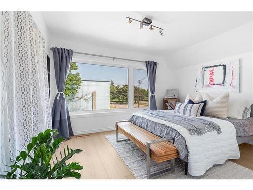 575 Mary Street, Hamilton, ON - Indoor Photo Showing Bedroom
