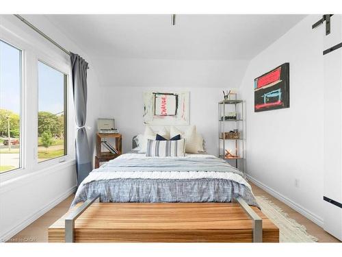 575 Mary Street, Hamilton, ON - Indoor Photo Showing Bedroom