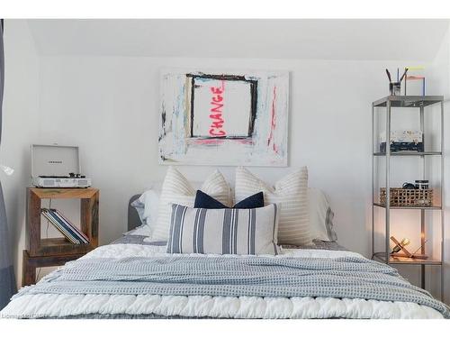 575 Mary Street, Hamilton, ON - Indoor Photo Showing Bedroom
