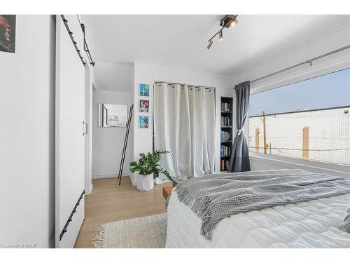 575 Mary Street, Hamilton, ON - Indoor Photo Showing Bedroom