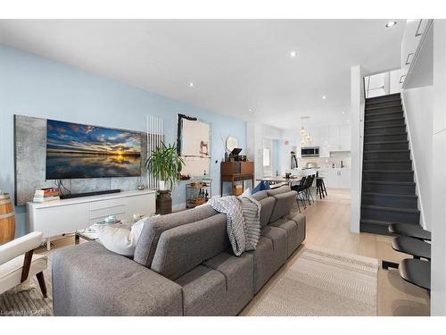 575 Mary Street, Hamilton, ON - Indoor Photo Showing Living Room