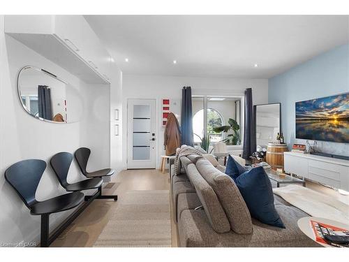 575 Mary Street, Hamilton, ON - Indoor Photo Showing Living Room