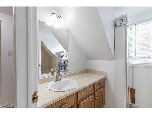 104 Henry Street, Rockwood, ON - Indoor Photo Showing Bathroom