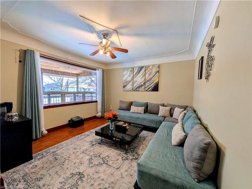 85 Dodson Street, Hamilton, ON - Indoor Photo Showing Living Room
