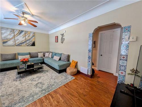 85 Dodson Street, Hamilton, ON - Indoor Photo Showing Living Room