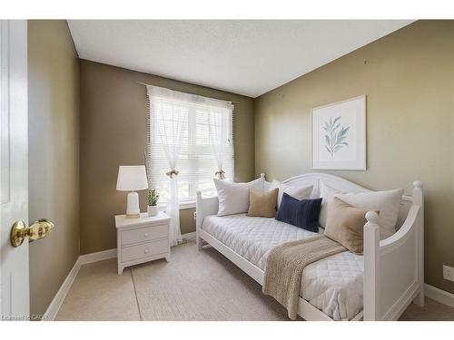 17-465 Woolwich Street N, Waterloo, ON - Indoor Photo Showing Bedroom