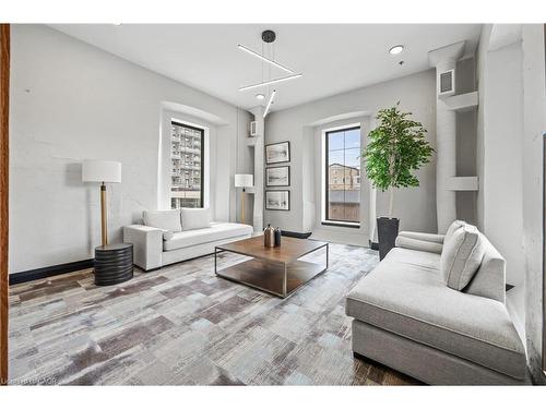 208-19 Guelph Avenue, Cambridge, ON - Indoor Photo Showing Living Room