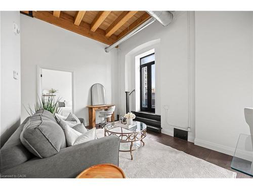 208-19 Guelph Avenue, Cambridge, ON - Indoor Photo Showing Living Room