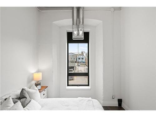208-19 Guelph Avenue, Cambridge, ON - Indoor Photo Showing Bedroom