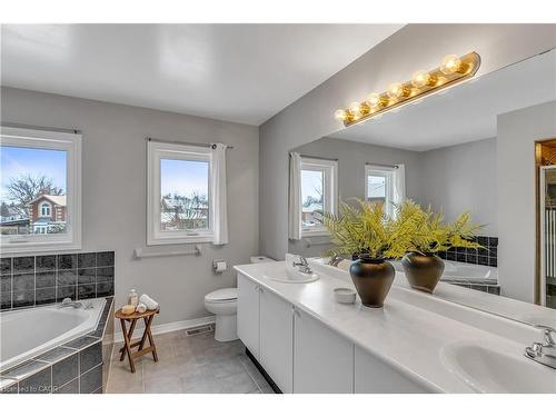 72 Hilborn Avenue, Cambridge, ON - Indoor Photo Showing Bathroom