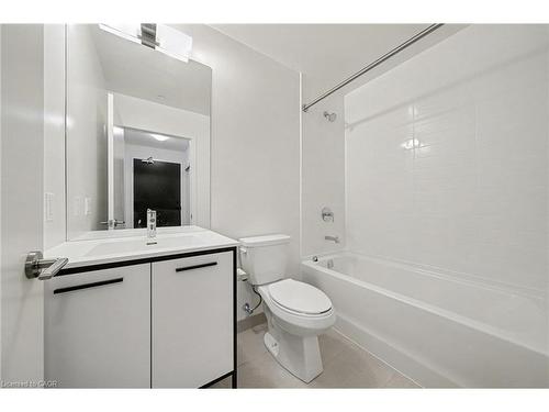 311-185 Deerfield Road, Newmarket, ON - Indoor Photo Showing Bathroom