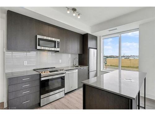311-185 Deerfield Road, Newmarket, ON - Indoor Photo Showing Kitchen With Stainless Steel Kitchen With Upgraded Kitchen