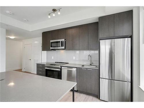 311-185 Deerfield Road, Newmarket, ON - Indoor Photo Showing Kitchen With Stainless Steel Kitchen With Upgraded Kitchen