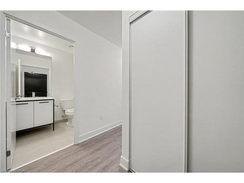 311-185 Deerfield Road, Newmarket, ON - Indoor