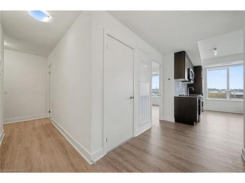 311-185 Deerfield Road, Newmarket, ON - Indoor