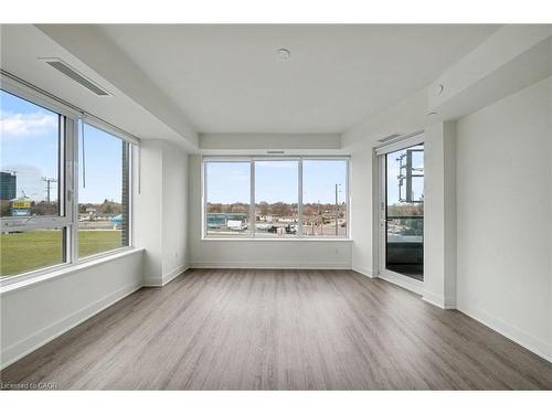 311-185 Deerfield Road, Newmarket, ON - Indoor