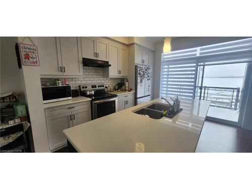51-271 Grey Silo Road, Waterloo, ON - Indoor Photo Showing Kitchen With Double Sink
