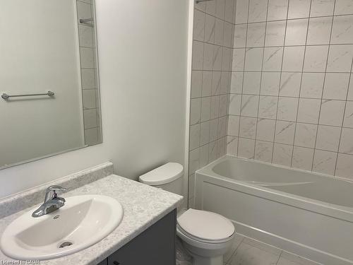 51-271 Grey Silo Road, Waterloo, ON - Indoor Photo Showing Bathroom