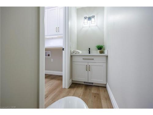 215 Lafayette Street E, Jarvis, ON - Indoor Photo Showing Bathroom