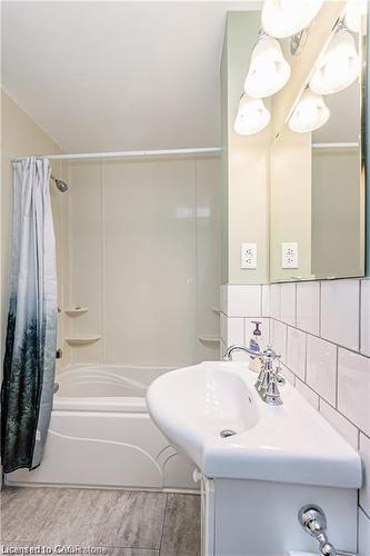 15 Greenbrook Drive, Kitchener, ON - Indoor Photo Showing Bathroom