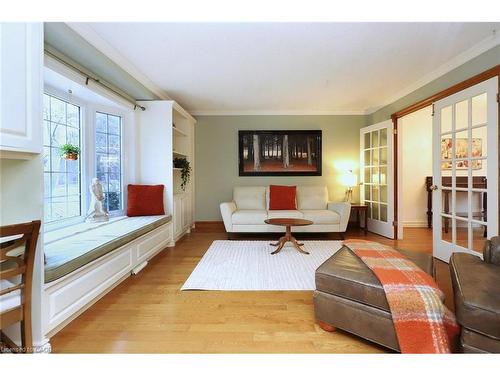 4 Cindy Court, Grimsby, ON - Indoor Photo Showing Living Room