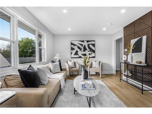 237 Adair Avenue N, Hamilton, ON - Indoor Photo Showing Living Room