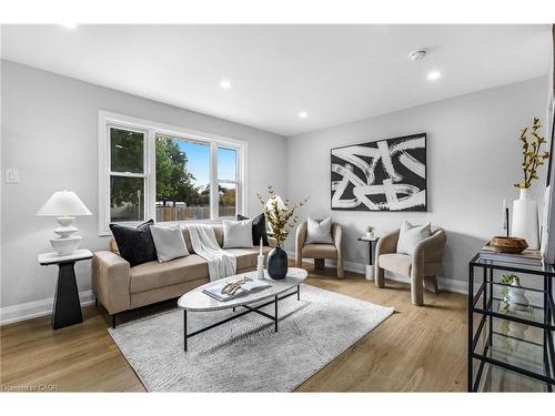 237 Adair Avenue N, Hamilton, ON - Indoor Photo Showing Living Room