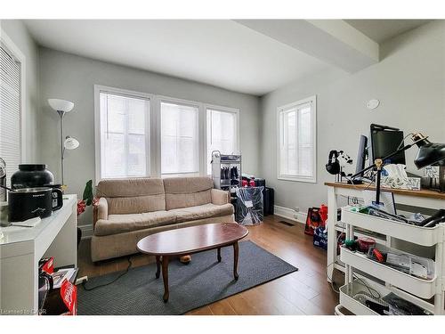 63 Paisley Avenue S, Hamilton, ON - Indoor Photo Showing Living Room