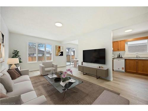 260-266 London Road, Sarnia, ON - Indoor Photo Showing Living Room