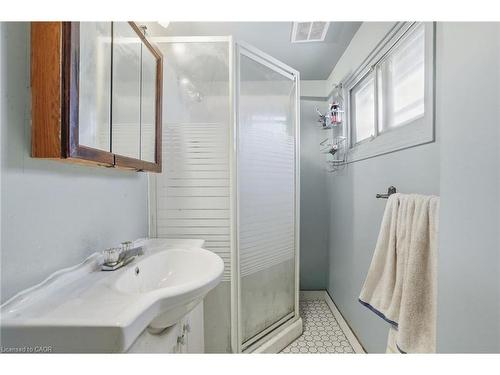 227 Wellington Street N, Hamilton, ON - Indoor Photo Showing Bathroom