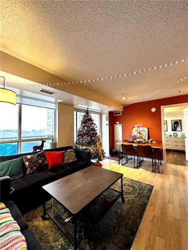 606-710 Humberwood Boulevard, Toronto, ON - Indoor Photo Showing Living Room