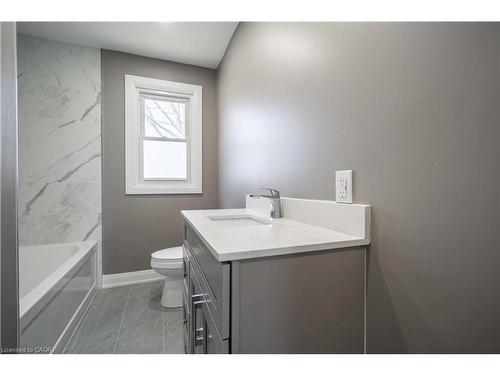 A-1 Hill Place, Hamilton, ON - Indoor Photo Showing Bathroom
