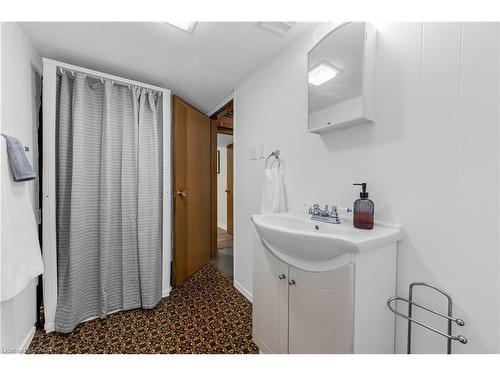 77 Lawfield Drive, Hamilton, ON - Indoor Photo Showing Bathroom