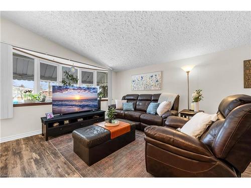 77 Lawfield Drive, Hamilton, ON - Indoor Photo Showing Living Room