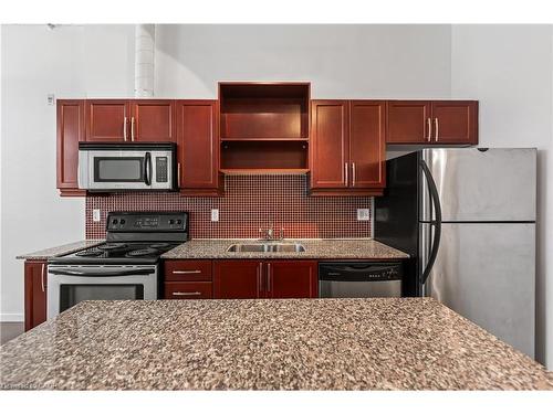 118-404 King Street W, Kitchener, ON - Indoor Photo Showing Kitchen
