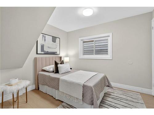 201 Grosvenor Avenue N, Hamilton, ON - Indoor Photo Showing Bedroom