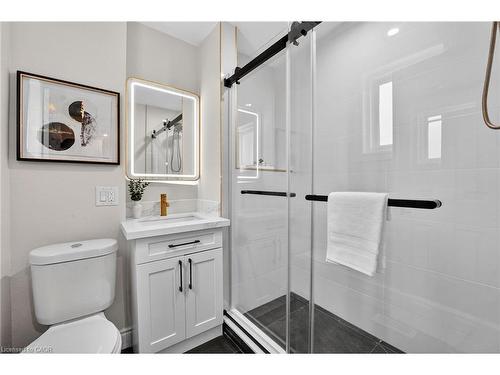 201 Grosvenor Avenue N, Hamilton, ON - Indoor Photo Showing Bathroom