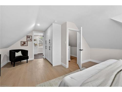 201 Grosvenor Avenue N, Hamilton, ON - Indoor Photo Showing Bedroom