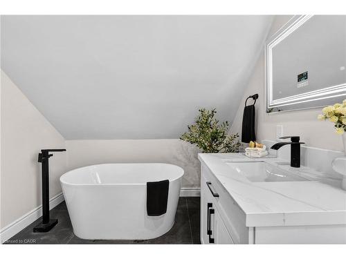 201 Grosvenor Avenue N, Hamilton, ON - Indoor Photo Showing Bathroom