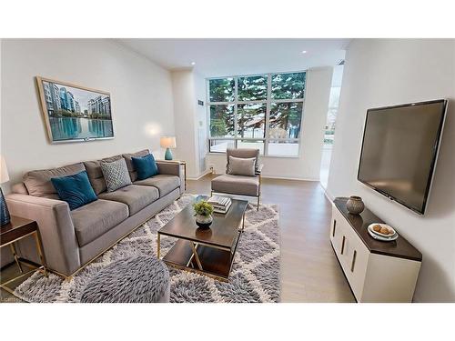 105-35 Kingsbridge Garden Circle, Mississauga, ON - Indoor Photo Showing Living Room