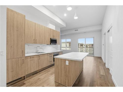 412-7549A Kalar Road, Niagara Falls, ON - Indoor Photo Showing Kitchen With Upgraded Kitchen