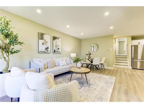 235 Sunset Boulevard, Cambridge, ON - Indoor Photo Showing Living Room