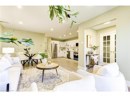 235 Sunset Boulevard, Cambridge, ON - Indoor Photo Showing Living Room