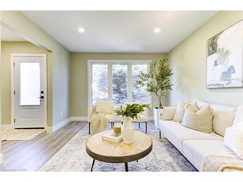 235 Sunset Boulevard, Cambridge, ON - Indoor Photo Showing Living Room