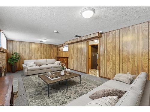 88 Glen Valley Drive, Hamilton, ON - Indoor Photo Showing Living Room
