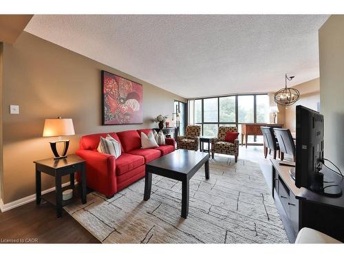 305-1230 Marlborough Court, Oakville, ON - Indoor Photo Showing Living Room